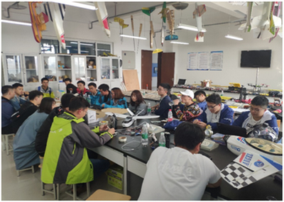 技术翱翔，梦想起航——记川内高校航模队技术交流会